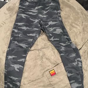 Athleta ultimate camo tights leggings size large 7/8